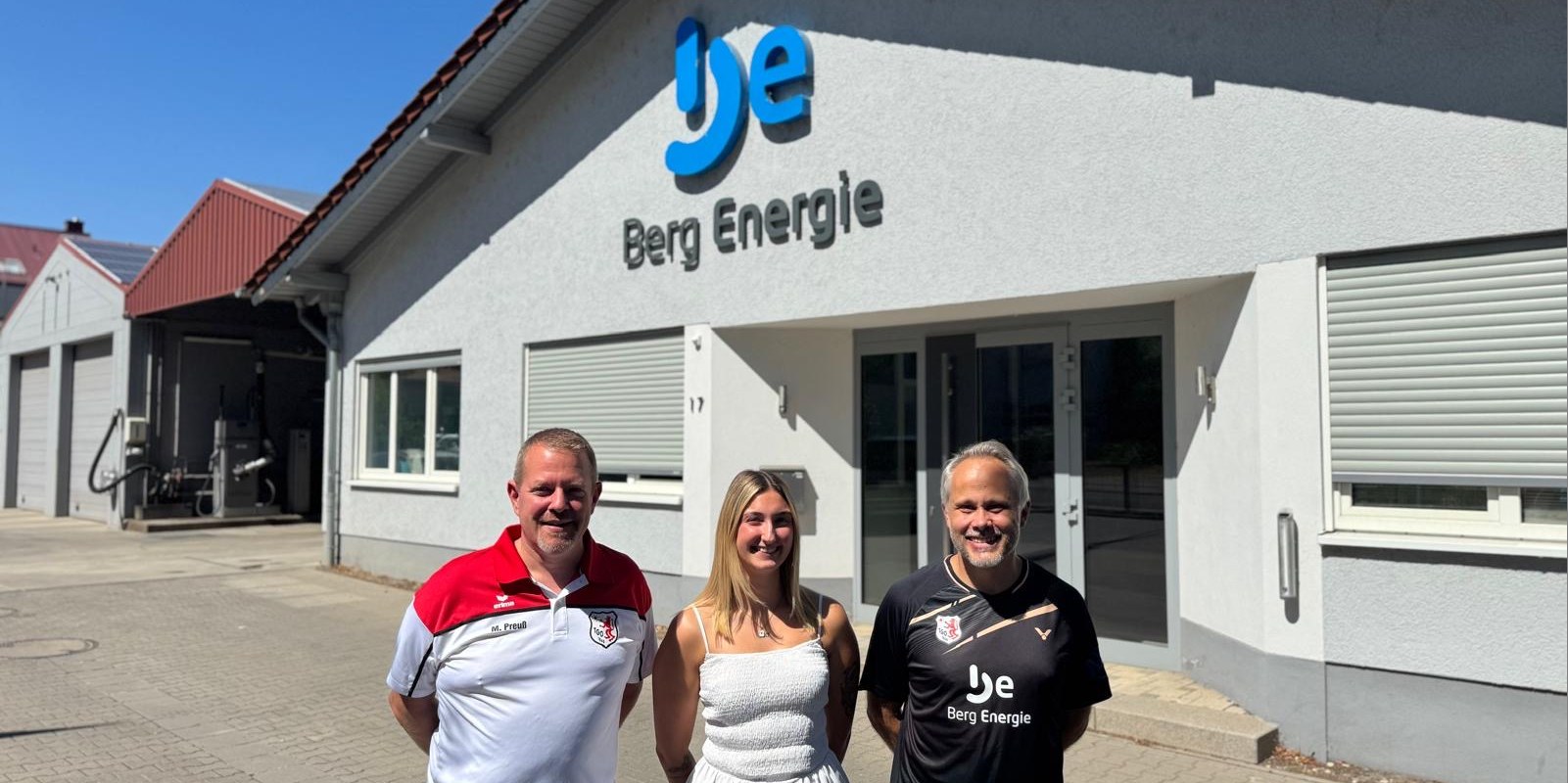 Martin Preuß (TGO Badminton) mit Lena Degering und Stefan Gramlich (beide Berg Energie) vor dem Firmengebäude von Berg Energie